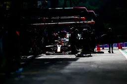 Verslag VT2 | Verstappen minimaal sneller dan Mercedes-duo ondanks crash met schade