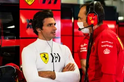 Sainz ziet grote verschillen: 'Red Bull en Mercedes mijlenver voor ons'