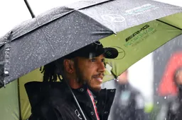 Hamilton spreekt geruchten tegen: 'Ik ga me geen zorgen maken als Russell komt'
