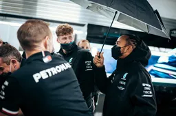 Hill over 'gênant' optreden Hamilton: 'Had moeten profiteren van Verstappens gridstraf'