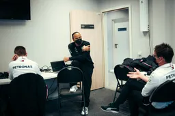 Hamilton vol lof over Norris na honderdste zege: 'Weet niet zeker of ik hem had kunnen inhalen'