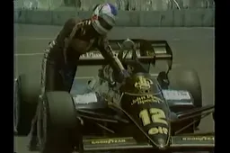 F1 Kijktip | Mansell duwt kapotte auto over finishlijn en valt direct flauw