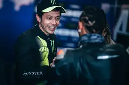 Rossi kijkt reikhalzend uit naar krachtmeting met Verstappen: "Kijken hoe hij rijdt"