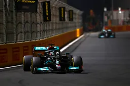 Schmidt schuift oorzaak botsing op Hamilton af: 'Dan is het zijn eigen schuld'