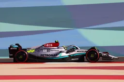 Hamilton meesterbrein achter felgele rijdersnummers op Mercedes W13