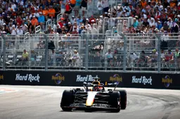 Verstappen pakt maximale score na hectisch slot, Ferrari sluit aan op het podium