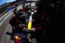 Verstappen en Pérez houden alleen hand-in-hand Leclerc van poleposition