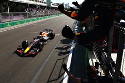 NB: 'Een oncomfortabele Verstappen liet zien nog steeds de snelste Red Bull-coureur te zijn'