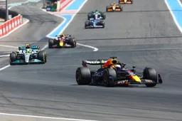 Hamilton verbijsterd door snelheidsverschil met Red Bull: 'Verstappen trekt gewoon weg'