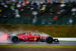 Chaos bij de start van GP Japan, rode vlag wordt gewapperd na crash Sainz