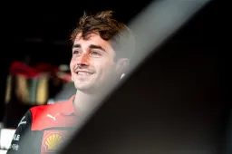 Leclerc trots op 'perfecte uitvoering' bij Ferrari: 'Knap gezien alle geruchten'