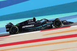 Russell blijft rustig na moeizaam begin in Bahrein: 'Het is pas onze vierde dag in de auto'