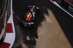 Pérez wint overtuigend sprintrace GP Azerbeidzjan, Verstappen met schade naar P3