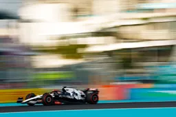 De race van De Vries | Piastri was het prooi van De Vries: 'Houd de druk erop!'