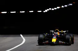 Verslag VT2 | Verstappen zet Red Bull weer bovenaan, imponerende Sainz zorgt voor rode vlag