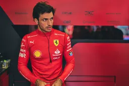 Sainz niet bezig met toekomst in F1: 'Ferrari heeft ook grotere prioriteiten'