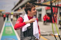 Leclerc en Ferrari starten contractonderhandelingen: 'Ik hou van Ferrari, dus ik ben hier gelukkig'