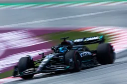 Russell na contact met teamgenoot Hamilton: 'Ik wist niet dat hij daar zat'