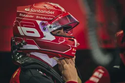 Poleman Leclerc schrok vanwege Verstappen: 'Ik sloeg op mijn stuur en mijn helm'