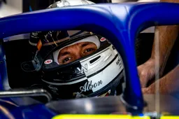 Albon begrijpt keuze Red Bull: 'Niet zo gek om Ricciardo in die auto te zetten'