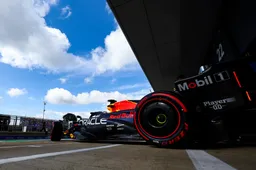 Verstappen bekommert zich niet om Pérez: 'Moet je aan Helmut of Christian vragen'