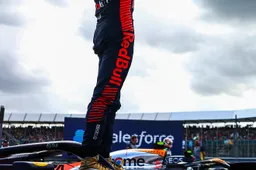 Verstappen pakt Silverstone-revanche en hengelt 43e zege binnen, Norris mee naar het podium