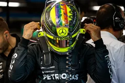 Hamilton geeft forse kritiek op Mercedes na teleurstellend weekend: 'We verloren de tweede plek door onze strategie'