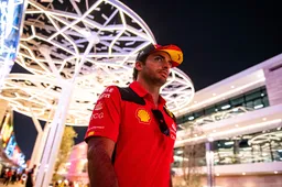 Sainz kon niet vechten tegen Mercedes door brandstoflek: 'Erg deprimerend'