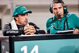 Alonso ziet Aston Martin steeds verder afglijden: 'Dit is wel heel pijnlijk'