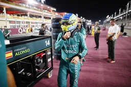 Alonso blikt terug op rommelige GP van Qatar: 'Dat heeft mij twee plaatsen gekost'