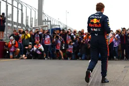 Buitenlandse commentatoren met eerbetoon aan Verstappen: 'Hij heeft een enorme schare fans hier'