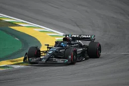 Russell laat het hoofd niet hangen: 'Dat zal een enorme impact op de auto en de banden hebben'