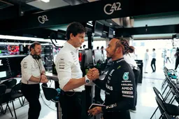 Wolff reageert op insinuaties van Hamilton: 'Relatie kan soms op de proef gesteld worden'