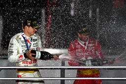 Marko zag Verstappen op harde band extra versnelling vinden: 'Hij was on fire na die straf'