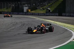 Hill over dominantie Verstappen: 'Denk dat zelfs Max-fans meer strijd willen zien'