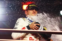 Horner denkt dat Verstappen helemaal om is: 'Dat is precies waar hij zo van houdt!'