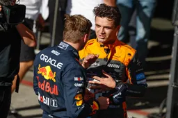 Ondertussen in F1 | Verstappen en Norris zetten podiumfeestje in Verstappens jet voort