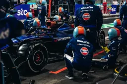 Albon en Ricciardo veroorzaken rode vlag, bandenstapel flink toegetakeld