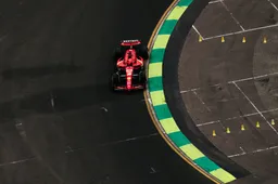 Doornbos ziet Ferrari Verstappen sparen: 'Daar verloor hij twintig kilometer per uur'