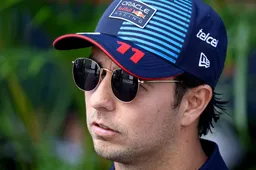 Pérez stelt dat hij de touwtjes in handen heeft en twijfelt over pensioen: 'Ik wacht nog een paar races af'