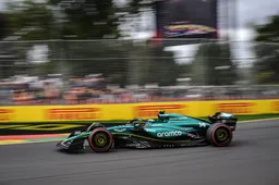 Drive-through en drie strafpunten voor Alonso vanwege incident met Russell, Tsunoda naar P7