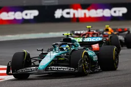 Alonso blikt terug op enerverende race in China: 'Het voordeel van onze goede racestart was toen weg'