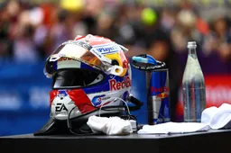 Verstappen deelt hoeveel Red Bull hij daadwerkelijk drinkt: 'De Red Bulls zijn nu gratis!'