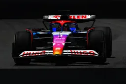 Ricciardo krabt zich achter de oren na gesprek met Verstappen: 'We zijn allemaal verbaasd'