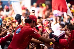 Sainz lacht om geruchten: 'Drie maanden geleden had ik nog getekend voor Red Bull'