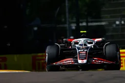 Hülkenberg lacht om beschuldiging uit Engeland: 'Ik bewees Verstappen een dienst terug'