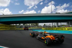 Verstappen ziet wedstrijdleiding blunderen: 'Norris ligt straks een ronde voor'