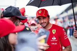 Sainz blij met derde plaats in Monaco: 'De rode vlag heeft mijn dag gered'