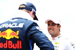 Pérez zorgt voor 'gekkenhuis' bij de start: 'Kijk eens wat die gek van een Pérez doet!'