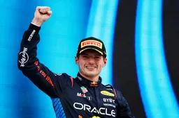 Ondertussen in F1 | Verstappen viert zege met dikke knuffel van oma